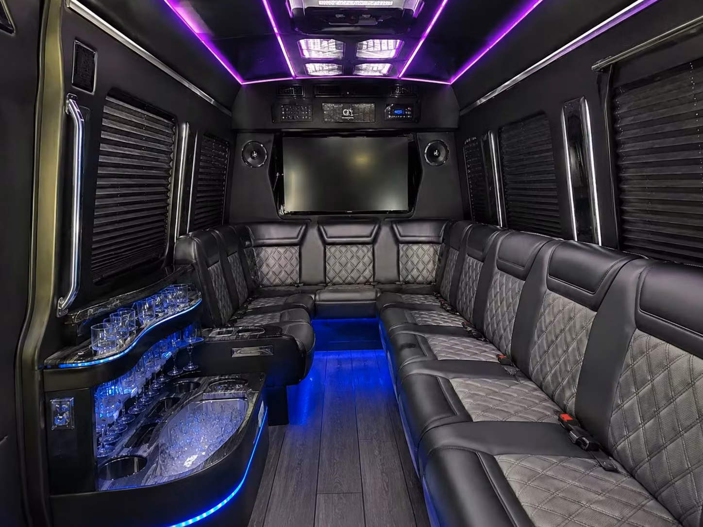 charterbusrentalsouthfieldmi com makes it possible to find prom transportation in southfield without the usual headache